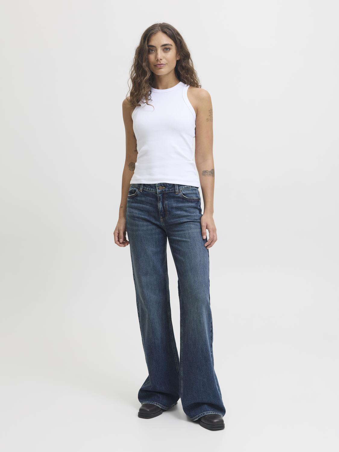 model_shot-front_full